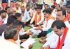 जमीन पर बैठकर उपमुख्यमंत्री  विजय शर्मा ने सुनी ग्रामीणों की बात