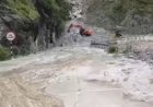 चमोली में भारी बारिश से बद्रीनाथ हाईवे बंद, सड़क खोलने का काम युद्ध स्तर पर जारी