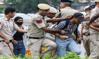 दिल्ली पुलिस ने कनॉट प्लेस में पत्थरबाजी का केस दर्ज किया, दो एसीपी समेत कई पुलिसकर्मी घायल