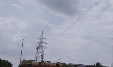 हॉट-लाइन तकनीक से चालू रेलवे ट्रैक के ऊपर खींची गई 220 केवी लाइन