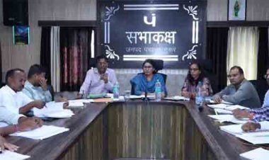 कलेक्टर ने की जनपद पंचायत कार्यालय गुरूर में राजस्व एवं कृषि विभाग के कार्यों की समीक्षा
