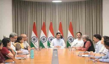 प्रह्लाद जोशी ने संभाला शिक्षा मंत्रालय, पहले ही दिन वरिष्ठ अधिकारियों संग की बैठक