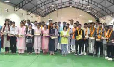 छू लो आसमान के सफल विद्यार्थियों का वन मंत्री केदार कश्यप ने किया सम्मान