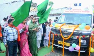 मंत्री लक्ष्मी राजवाड़े ने चांदनी बिहारपुर को दी एम्बुलेंस की सौगात, दिखाई हरी झण्डी