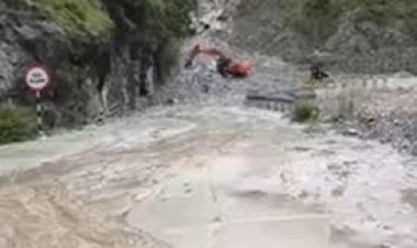 चमोली में भारी बारिश से बद्रीनाथ हाईवे बंद, सड़क खोलने का काम युद्ध स्तर पर जारी