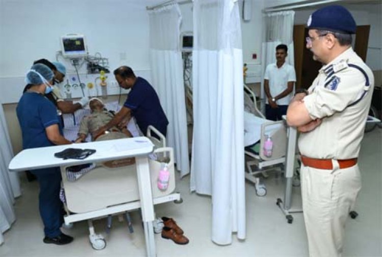 पुलिस कमिश्नर संजीव शुक्ला ने अस्पताल पहुंचकर घायल पुलिस जवानों का जाना हाल