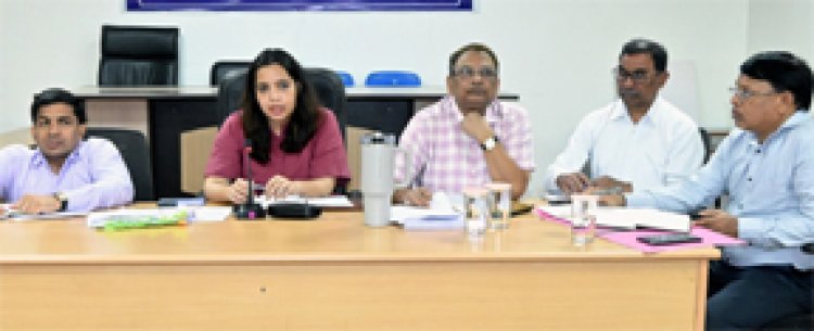 ई-ऑफिस से लेकर सड़क, स्ट्रीट लाइट, प्रधानमंत्री आवास और जल संरक्षण तक कार्यों को समय-सीमा में पूरा करने आयुक्त ने दिए निर्देश