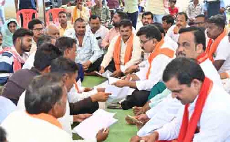 जमीन पर बैठकर उपमुख्यमंत्री  विजय शर्मा ने सुनी ग्रामीणों की बात