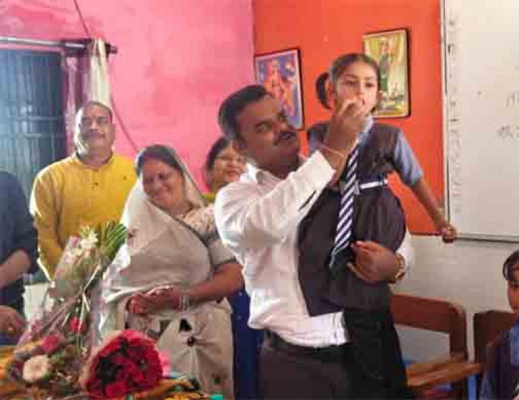 बच्चों के चेहरों पर मुस्कान, कर्मचारियों का जन्मदिन बना यादगार