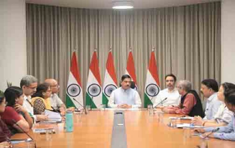 प्रह्लाद जोशी ने संभाला शिक्षा मंत्रालय, पहले ही दिन वरिष्ठ अधिकारियों संग की बैठक