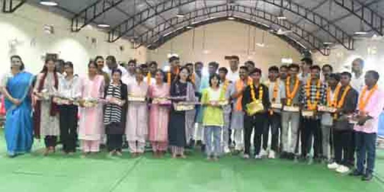 छू लो आसमान के सफल विद्यार्थियों का वन मंत्री केदार कश्यप ने किया सम्मान