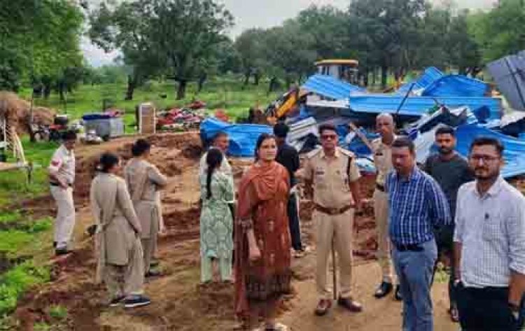 बुलडोजर चलाकर शासकीय घास भूमि से हटाया गया अतिक्रमण