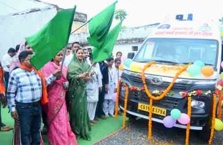मंत्री लक्ष्मी राजवाड़े ने चांदनी बिहारपुर को दी एम्बुलेंस की सौगात, दिखाई हरी झण्डी