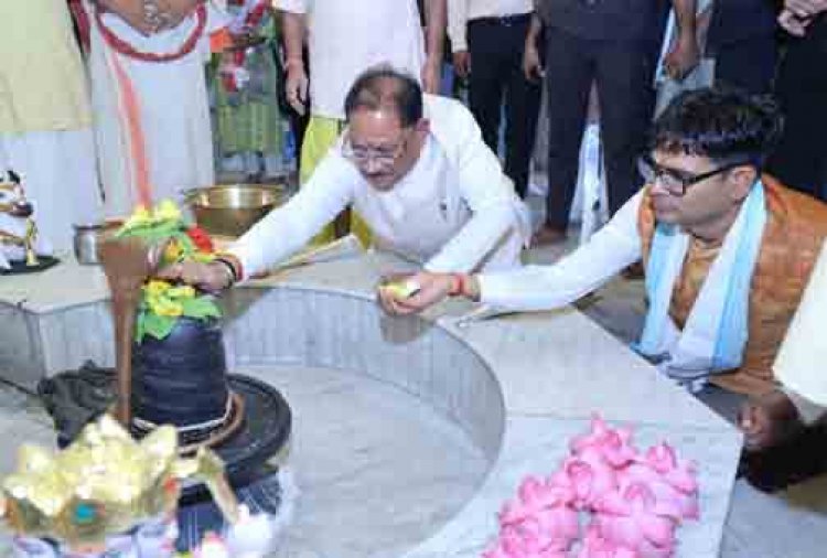 मुख्यमंत्री ने कैलाशपति धाम में किया जलाभिषेक:   प्रदेश की सुख-समृद्धि एवं खुशहाली की कामना की
