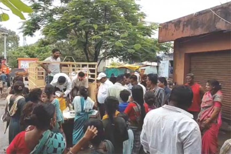 गोबरा नवापारा में बाढ़ प्रभावितों को सुरक्षित स्थानों पर पहुंचाया गया, राशन सामग्री का वितरण किया गया