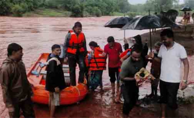 बीजापुर में प्रशासन की त्वरित कार्रवाई से गर्भवती महिला, नवजात और पर्यटक सुरक्षित