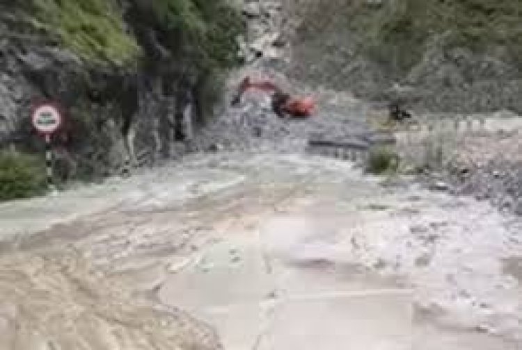 चमोली में भारी बारिश से बद्रीनाथ हाईवे बंद, सड़क खोलने का काम युद्ध स्तर पर जारी