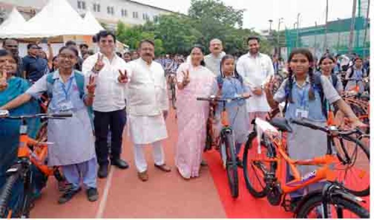 दिल्ली में ‘विद्या वाहिनी’ योजना की शुरुआत, सीएम रेखा गुप्ता ने 3,000 से अधिक छात्राओं को बांटी साइकिलें