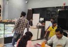 खाद्य सुरक्षा विभाग की टीम द्वारा की जा रही कार्रवाई