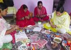 बिहान से कम लागत में राखी निर्माण को मिला नया आयाम, आत्मनिर्भर बन रहीं ग्रामीण महिलाएं