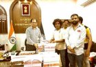 राखी के धागे के साथ ज्ञान का उपहार—बहनों के लिए कलेक्टर और DIG/SSP ने भेंट की अध्ययन सामग्री