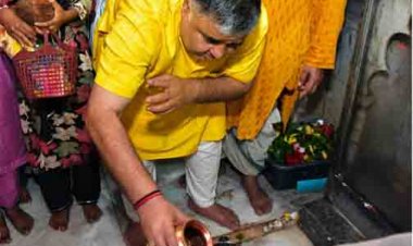 मंत्री राजेश अग्रवाल ने लखनपुर शिव मंदिर में विधि-विधान से किया जलाभिषेक