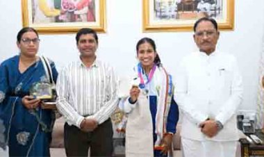 राष्ट्रमंडल खेलों की रजत पदक विजेता ज्ञानेश्वरी यादव का मुख्यमंत्री निवास में भव्य स्वागत