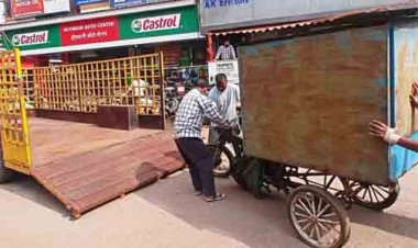 नेहरू नगर चौक से मौर्या टॉकीज मार्ग तक अवैध पार्किंग व गुमटियों पर निगम और पुलिस की संयुक्त कार्रवाई