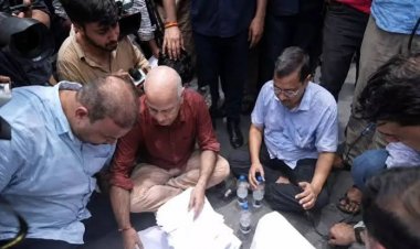 पुलिस ने ई-20 पेट्रोल के मुद्दे पर प्रधानमंत्री आवास की ओर मार्च कर रहे केजरीवाल और अन्य को रोका