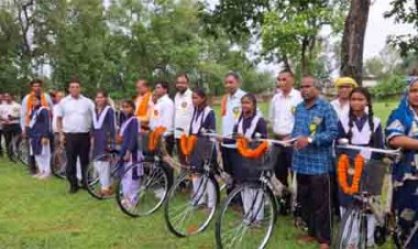 सरस्वती साइकिल योजना के तहत 37 छात्राओं को मिली निःशुल्क साइकिलें