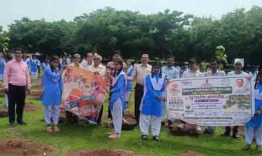 टेकारी में शाला परिवार के साथ जनप्रतिनिधियों ने किया खेल मैदान में वृक्षारोपण