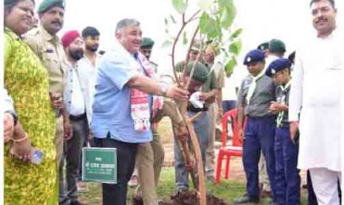 मंत्री राजेश अग्रवाल ने अंबिकापुर के हर्राटिकरा में किया एक पेड़ माँ के नाम 3.0 अभियान का शुभारंभ
