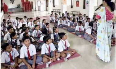 हिंदी, इंग्लिश बातचीत को प्रभावी बनाने के लिए बच्चों ने की चर्चा