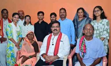 तीन बहनों ने एक साथ पास की नीट परीक्षा, उप मुख्यमंत्री विजय शर्मा ने घर पहुंचकर दी बधाई