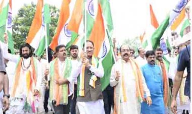 मुख्यमंत्री ने हाथ में तिरंगा थामकर किया भव्य तिरंगा यात्रा का नेतृत्व