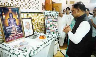 मुख्यमंत्री ने कुनकुरी में स्व ज्ञानचंद जैन के निवास पहुंचकर विनम्र श्रद्धांजलि अर्पित की