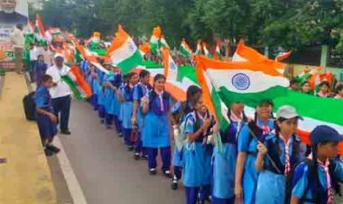 1500 मीटर लंबे तिरंगे के साथ गूंजा ‘वंदे मातरम्’, तिरंगा यात्रा में स्काउट-गाइड ने बढ़ाया देशभक्ति का जोश