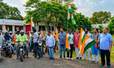 प्रभारी मंत्री राजेश अग्रवाल ने हरी झंडी दिखाकर तिरंगा बाइक रैली को किया रवाना