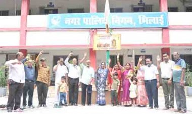 नगर निगम भिलाई ने 7 तीर्थयात्रियों को अयोध्या धाम के लिए किया रवाना