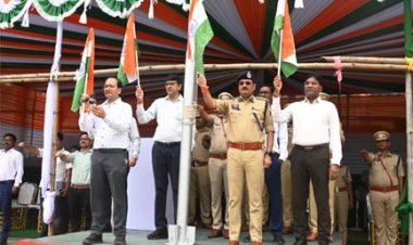 पुलिस परेड ग्राउंड में कलेक्टर-एसएसपी ने स्कूली बच्चों को दिलाई तिरंगा शपथ 