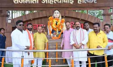 देवी अहिल्या बाई होल्कर की पुण्यतिथि पर विधायक पुरंदर मिश्रा, सभापति सूर्यकांत राठौड  ने किया सादर नमन