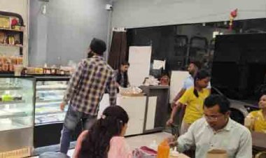 खाद्य सुरक्षा विभाग की टीम द्वारा की जा रही कार्रवाई