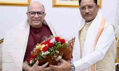 मुख्यमंत्री विष्णुदेव साय से निर्माता-निर्देशक डॉ. चंद्रप्रकाश द्विवेदी ने की सौजन्य मुलाकात