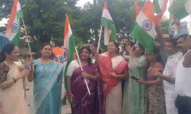 भारी बारिश के बीच 500 मीटर लंबे तिरंगे के साथ निकली भव्य तिरंगा यात्रा, मंत्री लक्ष्मी राजवाड़े हुईं शामिल