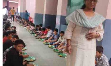 बच्चों के चेहरों पर मुस्कान, कर्मचारियों का जन्मदिन बना यादगार -