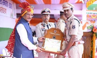 मुख्यमंत्री साय के करकमलों से उत्कृष्ट सेवा के लिए सम्मानित हुए अधिकारी-कर्मचारी