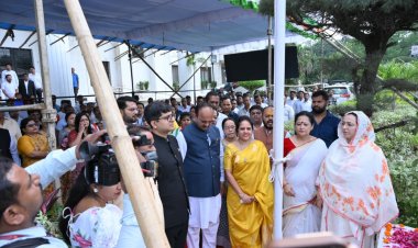 नगर निगम मुख्यालय के प्रांगण में महापौर ने फहराया राष्ट्रध्वज तिरंगा