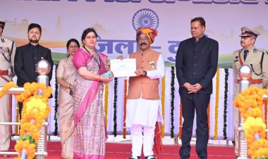 स्वतंत्रता दिवस के अवसर पर उत्कृष्ट कार्य करने वाले अधिकारी-कर्मचारी सम्मानित
