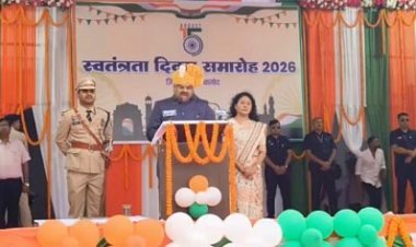 स्कूली शिक्षा मंत्री यादव ने ध्वजारोहण कर  परेड की सलामी ली