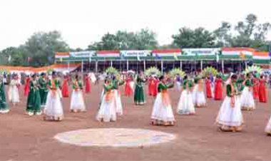 स्वतंत्रता दिवस समारोह: शालेय विद्यार्थियों की सांस्कृतिक प्रस्तुतियों ने बांधा समां